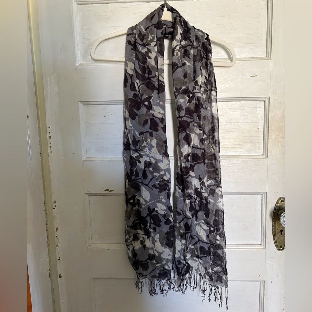 ☀️Black, white, gray leaf print fashion scarf